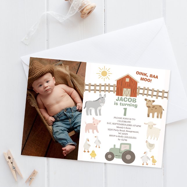Invitación Foto moderna de Green Tractor 1er cumpleaños de la (Boys green tractor farm first birthday invitation featuring various farm animals and red barn. )