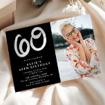 Invitación Foto moderna de la fiesta de cumpleaños número 60<br><div class="desc">Invitación a la foto del 60º cumpleaños. El diseño presenta una fotografía de su elección en un fondo negro,  con una plantilla sencilla de texto blanco que es fácil de personalizar. El número sesenta es una divertida tipografía de pincel que le da un aire moderno a esta invitación.</div>