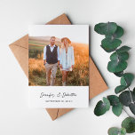 Invitación Foto moderna de Moda Verti W Guardar la fecha V2<br><div class="desc">Minimalista, moderna y Moda fue la inspiración para esta "Salven la fecha" que presenta tu foto y un tema en blanco y negro. Es genial para primavera, Bodas de verano, bodas en la playa, boho, bodas de otoño, Bodas rústicos, bodas de invierno y más. Es personalizado, y único debido a...</div>