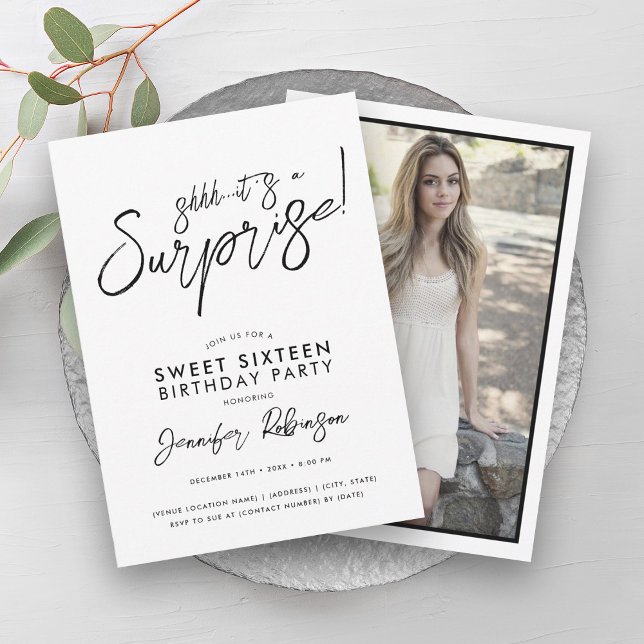 Invitación Foto moderna en blanco y negro Sorpresa dulce 16 (Modern Black & White Photo Surprise Sweet 16 Invitation)