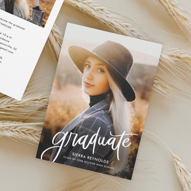 Invitación Foto moderna manuscrita de escritura para graduado (Modern Handwritten Graduate Script 2 Photo Graduation Invitation.)