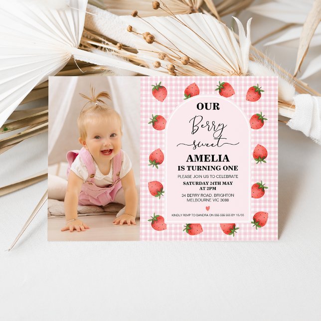 Invitación Foto moderna Rosa Gingham Berry Sweet 1er cumpleañ (Girl's pink gingham pattern and strawberries berry sweet themed 1st birthday invitation with photo)