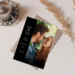 Invitación Foto moderna y ahorra la fecha en un costado - Neg<br><div class="desc">Envíe Hermosas y Únicas Guardar las Fechas con su moderna foto y lateral Guardar la Fecha - Negro Guardar las Invitaciones de Fecha.</div>