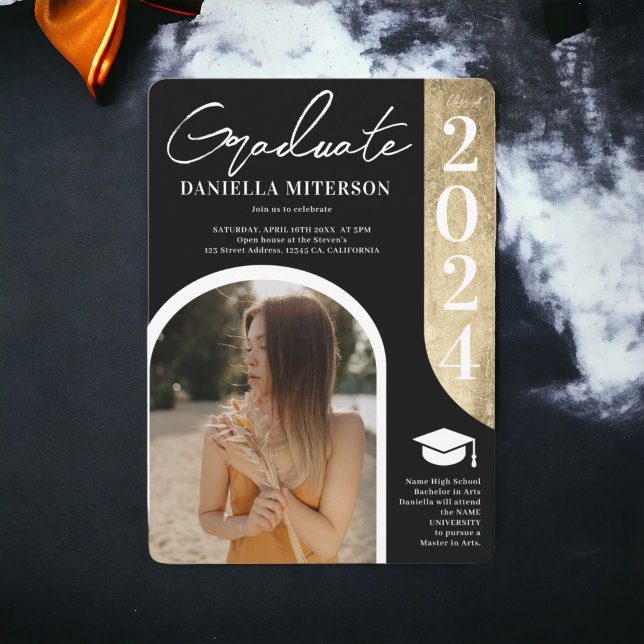Invitación Foto negrita graduación de oro en arco negro 2024 (Photo bold 2024 gold arch black graduation invitation)