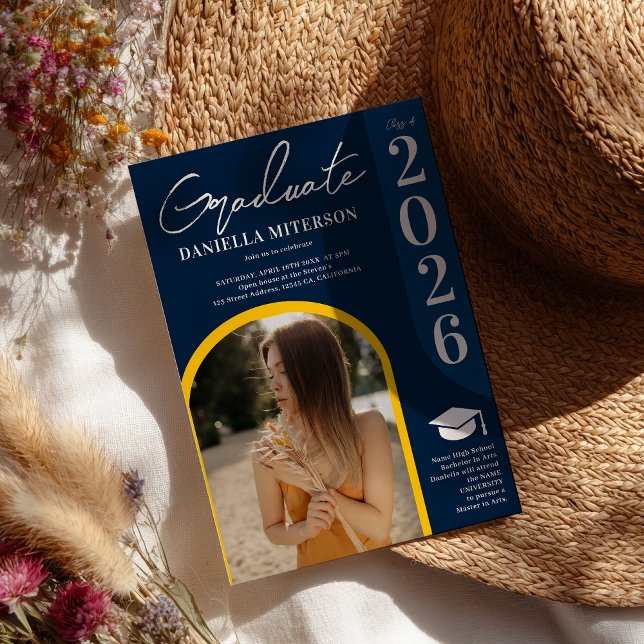 Invitación Foto negrita graduación en azul oscuro en arco 202 (Photo bold 2026 arch dark blue graduation invitation)