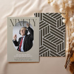 Invitación Foto ovalada moderna y firma 90 cumpleaños<br><div class="desc">Invitación de 90º cumpleaños moderna y elegante. El diseño presenta una fotografía oval del chica/niño de cumpleaños, la elegante letra 'NINETY' con el nombre de las personas en el guión de la firma encima de la parte superior y una simple plantilla de fiesta de cumpleaños que es fácil de personalizar...</div>