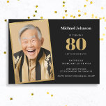 Invitación Foto personalizado Black and Gold 80th Birthday<br><div class="desc">Personalizado Foto Invitación a los 80 Años en Negro y Oro. Celebra un hito en el estilo con nuestro diseño de invitación que combina a la perfección simplicidad y sofisticación. La combinación atemporal de oro y negro marca la pauta para una aventura elegante, asegurando que tu cumpleaños sea un acontecimiento...</div>