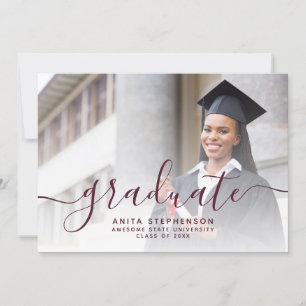 Invitación Foto personalizado de Burgundy Script Graduation P
