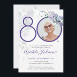 Invitación Foto Purple Floral 80th Birthday Surprise Fiesta<br><div class="desc">Foto Purple Floral 80th Birthday Surprise Party Invitación. Una delicada y femenina cena floral y botánica con temática de cumpleaños. Cuenta con hermosas flores de glicinia y una foto personalizado que puedes cambiar por tu cuenta. El diseñador siempre está listo para ayudar, contacta con ella si necesitas ayuda con este...</div>