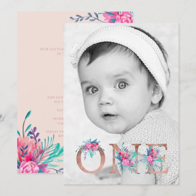 Invitación Foto Rosa de oro floral letra de primer cumpleaños (Anverso / Reverso)