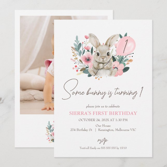Invitación Foto rosa floral Algunos conejitos primer cumpleañ (Anverso / Reverso)