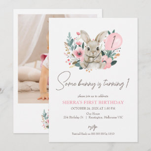 Invitación Foto rosa floral Algunos conejitos primer cumpleañ
