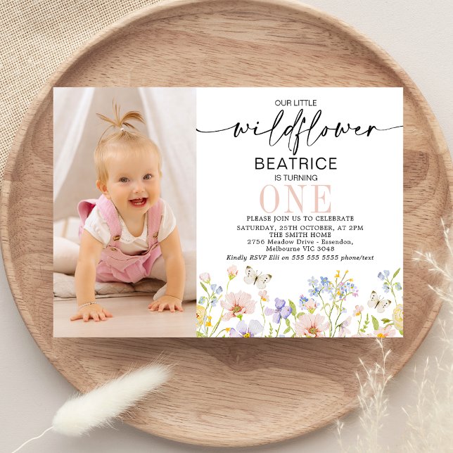 Invitación Foto rosa púrpura Delicada Flor silvestre primer c (Girls Our Little Wildflower First Birthday Invitation, Little Wildflower First Birthday Invitation)