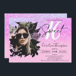 Invitación Foto rosa purpurina oscuro morado con flores.<br><div class="desc">¿Buscas la invitación perfecta y genial para la fiesta de 16 cumpleaños Sweet? Consigue este moderno y fresco color violeta y rosa purpurina lúgubre color rosa rosado con máscara floral foto Sweet 16 invitar, agrega tu foto con un elegante guión de firma. Sólo contacta conmigo si quieres personalizar el texto...</div>