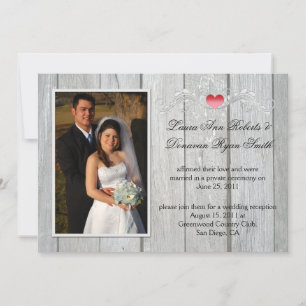 Invitación Foto rosada de madera del corazón del granero