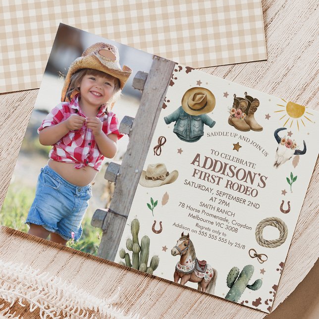 Invitación Foto rústica primer rodeo salvaje occidente primer (Cute girls first rodeo 1st birthday invitation featuring a horse, cowgirl boots and more.)