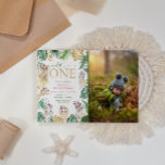Invitación Foto Salvaje Un animal de Safari de la Selva Prime<br><div class="desc">Con la temática "Wild One",  oro y jungla verde y safari,  la invitación para el primer cumpleaños incluye diseño de hojas tropicales y animales salvajes con un patrón dorado y hoja verde en la parte posterior. Imagen de "Pexels" de Pixabay.</div>