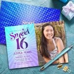 Invitación Foto Sweet 16 Groovy Purple Blue Gradient Retro<br><div class="desc">"Feliz Dulce 16 cumpleaños". Envíe esta genial invitación retro boho, fiesta de fotos personalizada para un evento que recordar. En el lado izquierdo, la tipografía divertida, de moda, audaz morada y azul marino con la tipografía sans serif moderna se impone sobre el fondo de los rayos de gradiente marrón azul...</div>