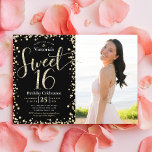 Invitación Foto Sweet 16 Purpurina de oro negro moderno Cumpl<br><div class="desc">"Feliz dulce 16". Envíe esta impresionante, brillante, gentil, elegante, moderna, personalizada, personalizado invitación a una fiesta fotográfica para un evento que recordar. La tipografía del guión de purpurina dorado y los confeti superponen un fondo negro en la mitad izquierda de la tarjeta. Una foto personalizado del chica de cumpleaños está...</div>