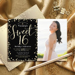 Invitación Foto Sweet 16 Purpurina negro de oro moderno Cumpl<br><div class="desc">"Feliz dulce 16". Envíe esta impresionante, brillante, gentil, elegante, moderna, personalizada, personalizado invitación a una fiesta fotográfica para un evento que recordar. La tipografía del guión de purpurina dorado y los confeti superponen un fondo negro en la mitad izquierda de la tarjeta. Una foto personalizado del chica de cumpleaños está...</div>