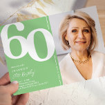 Invitación Foto verde 60. Fiesta de cumpleaños<br><div class="desc">Crea recuerdos duraderos en tu fiesta de cumpleaños número 60 con estas invitaciones de cumpleaños verde y blanco. Con un gran tipo de letra en negrita que muestra el número '60', una foto del chico/chica de cumpleaños y una plantilla moderna que es fácil de personalizar, estas invitaciones capturarán el espíritu...</div>