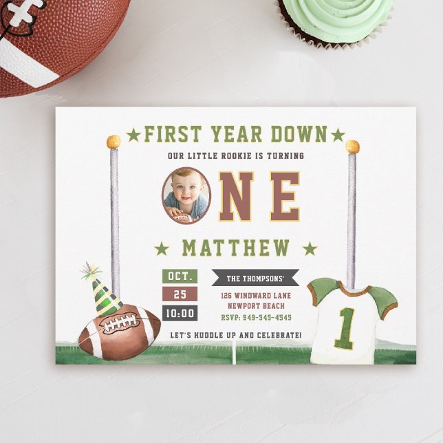 Invitación Fotografía con toque de fútbol niño de primer cump (first year down football touchdown birthday invitation photo sports boy 1st party cute)