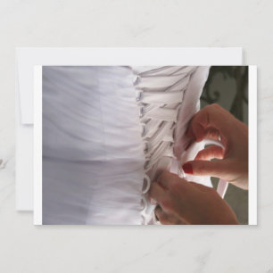 Invitación Fotografía de dama de honor entrelazando vestido d