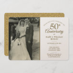 Invitación Fotografía de Gold Heart Confetti, 50 aniversario<br><div class="desc">Personaliza con tu foto boda favorita y tus detalles especiales de la celebración del 50° aniversario del boda dorado en la tipografía de oro de moda en una tarjeta de champán. El reverso presenta confeti de corazón de amor dorado. Diseñado por Thisisnotme©</div>