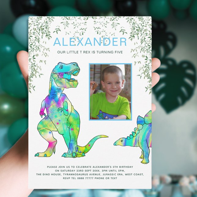 Invitación Fotografía de la fiesta de cumpleaños de la jungla (Dinosaur Jungle Photo Template 5th birthday party invitation with colorful T-Rex and stegosaurus )