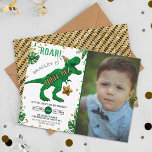 Invitación Fotografía de tercer cumpleaños de Dinosaurio trip<br><div class="desc">Celebre con estilo con estas invitaciones a la fiesta de cumpleaños. Este diseño es fácil de personalizar con la redacción de su evento especial y sus invitados estarán encantados cuando reciban estas fabulosas invitaciones.</div>