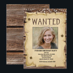 Invitación Fotografía del Funny Wanted Poster Birthday Party<br><div class="desc">Famosa Invitación de Occidente a la fiesta de cumpleaños del Poster. El diseño tiene un fondo de madera y luces y un poster buscado con agujeros de bala. Añada una foto de un chica,  un niño o un niño. Personalizar con los detalles de tu fiesta de cumpleaños.</div>