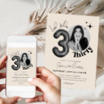 Invitación Fotografía moderna del Black Beige de 30 años<br><div class="desc">*Usa una foto cuadrada para reemplazar la imagen. Celebra la gran entrada a los años treinta con nuestra invitación a la fotografía moderna de 30 años en el Beige negro para hombres y mujeres. Este diseño elegante y sofisticado combina tonos negros y beige intemporales para darle un toque moderno. Personalice...</div>