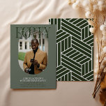 Invitación Fotografía ovalada moderna y firma 40 cumpleaños<br><div class="desc">Moderna y elegante Invitación de cumpleaños número 40. El diseño presenta una fotografía oval del chica/niño de cumpleaños, la elegante letra 'FORTY' con el nombre de las personas en el guión de la firma encima de la parte superior y una simple plantilla de fiesta de cumpleaños que es fácil de...</div>