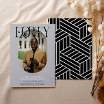 Invitación Fotografía ovalada moderna y firma 40 cumpleaños<br><div class="desc">Moderna y elegante Invitación de cumpleaños número 40. El diseño presenta una fotografía oval del chica/niño de cumpleaños, la elegante letra 'FORTY' con el nombre de las personas en el guión de la firma encima de la parte superior y una simple plantilla de fiesta de cumpleaños que es fácil de...</div>