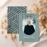 Invitación Fotografía ovalada moderna y firma 50 cumpleaños<br><div class="desc">Moderna y elegante Invitación de cumpleaños número 50. El diseño presenta una fotografía oval del chica/niño de cumpleaños, la elegante letra 'FIFTY' con el nombre de las personas en el guión de la firma encima de la parte superior y una simple plantilla de fiesta de cumpleaños que es fácil de...</div>
