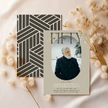 Invitación Fotografía ovalada moderna y firma 50 cumpleaños<br><div class="desc">Moderna y elegante Invitación de cumpleaños número 50. El diseño presenta una fotografía oval del chica/niño de cumpleaños, la elegante letra 'FIFTY' con el nombre de las personas en el guión de la firma encima de la parte superior y una simple plantilla de fiesta de cumpleaños que es fácil de...</div>