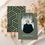 Invitación Fotografía ovalada moderna y firma 50 cumpleaños<br><div class="desc">Moderna y elegante Invitación de cumpleaños número 50. El diseño presenta una fotografía oval del chica/niño de cumpleaños, la elegante letra 'FIFTY' con el nombre de las personas en el guión de la firma encima de la parte superior y una simple plantilla de fiesta de cumpleaños que es fácil de...</div>