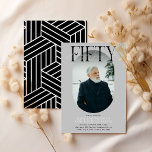 Invitación Fotografía ovalada moderna y firma 50 cumpleaños<br><div class="desc">Moderna y elegante Invitación de cumpleaños número 50. El diseño presenta una fotografía oval del chica/niño de cumpleaños, la elegante letra 'FIFTY' con el nombre de las personas en el guión de la firma encima de la parte superior y una simple plantilla de fiesta de cumpleaños que es fácil de...</div>