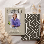 Invitación Fotografía ovalada moderna y firma 80 cumpleaños<br><div class="desc">Moderna y elegante Invitación de cumpleaños número 80. El diseño presenta una fotografía oval del chica/niño de cumpleaños, la elegante letra 'OCHENTA' con el nombre de las personas en el guión de la firma encima de la parte superior y una plantilla simple de fiesta de cumpleaños que es fácil de...</div>