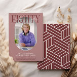 Invitación Fotografía ovalada moderna y firma 80 cumpleaños<br><div class="desc">Moderna y elegante Invitación de cumpleaños número 80. El diseño presenta una fotografía oval del chica/niño de cumpleaños, la elegante letra 'OCHENTA' con el nombre de las personas en el guión de la firma encima de la parte superior y una plantilla simple de fiesta de cumpleaños que es fácil de...</div>