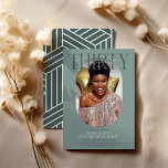 Invitación Fotografía ovalada moderna y firma por 30 años<br><div class="desc">Moderna y elegante Invitación de cumpleaños número 30. El diseño presenta una fotografía oval del chica/niño de cumpleaños, la elegante letra 'THIRTY' con el nombre de las personas en el guión de la firma encima de la parte superior y una simple plantilla de fiesta de cumpleaños que es fácil de...</div>