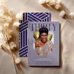 Invitación Fotografía ovalada moderna y firma por 30 años<br><div class="desc">Moderna y elegante Invitación de cumpleaños número 30. El diseño presenta una fotografía oval del chica/niño de cumpleaños, la elegante letra 'THIRTY' con el nombre de las personas en el guión de la firma encima de la parte superior y una simple plantilla de fiesta de cumpleaños que es fácil de...</div>