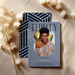 Invitación Fotografía ovalada moderna y firma por 30 años<br><div class="desc">Moderna y elegante Invitación de cumpleaños número 30. El diseño presenta una fotografía oval del chica/niño de cumpleaños, la elegante letra 'THIRTY' con el nombre de las personas en el guión de la firma encima de la parte superior y una simple plantilla de fiesta de cumpleaños que es fácil de...</div>