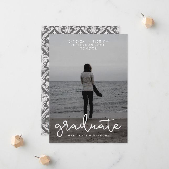 Invitación fotográfica de graduación gris y blanco (Anverso/Reverso In Situ)
