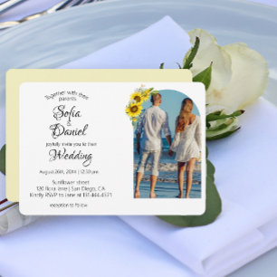 Invitación fotográfica elegante con arco de margar