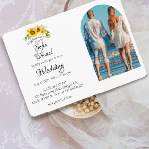 Invitación fotográfica elegante con arco de margar
