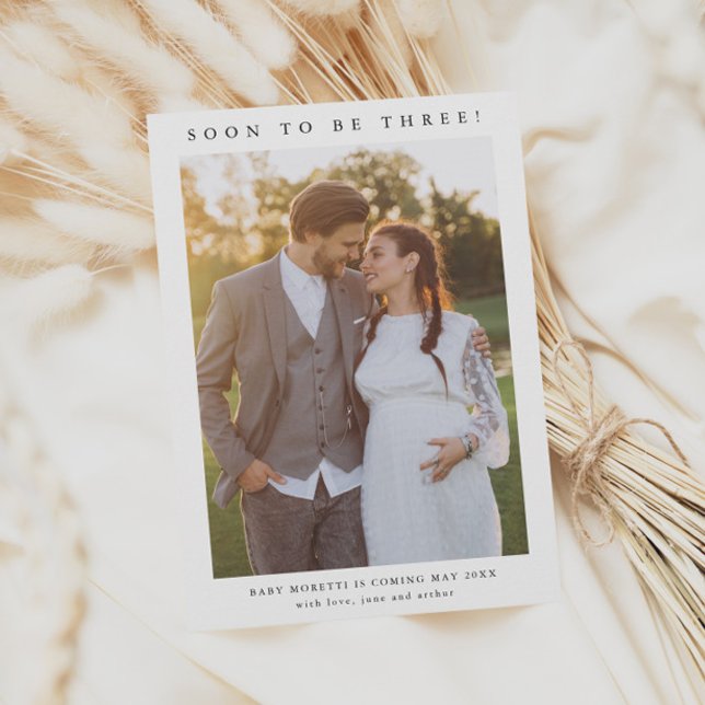 Invitación fotográfica simple de embarazo (Simple minimalist pregnancy photo announcement card.)
