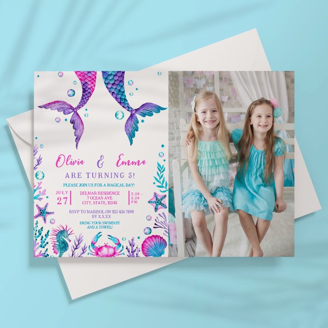 Invitación Fotos del Fiesta del Piscina de Sirenas de Cumplea (Sisters Joint Birthday Mermaid Pool Party Photo Invitation)