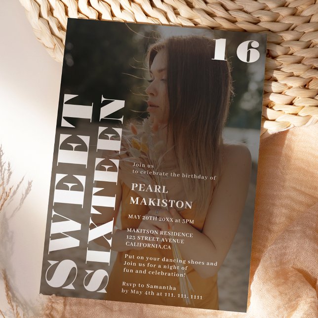 Invitación Fotos en negrita, simple y blanca dulce de 16 años (Bold simple white photo sweet 16 birthday invitation)