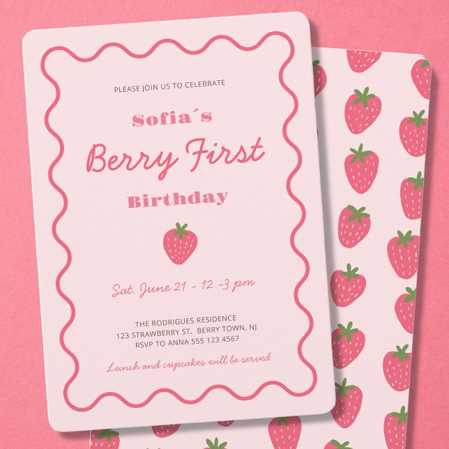 Invitación Fresa Berry Primer Primer Cumpleaños (Girl Strawberry Berry First Birthday 1st Birthday Invitation with scallop border in blush pink red.)